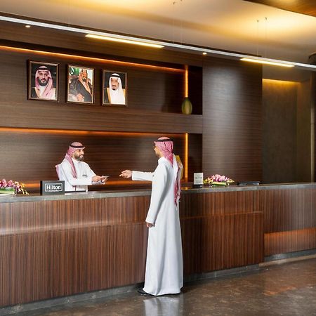 Hilton Riyadh Hotel & Residences Εξωτερικό φωτογραφία A Saudi Arabian man in traditional dress