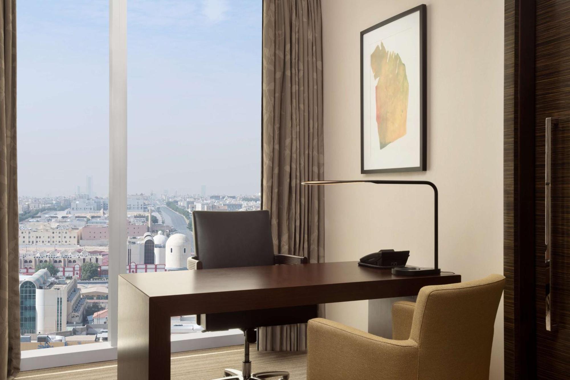 Hilton Riyadh Hotel & Residences Εξωτερικό φωτογραφία A work desk in a hotel room