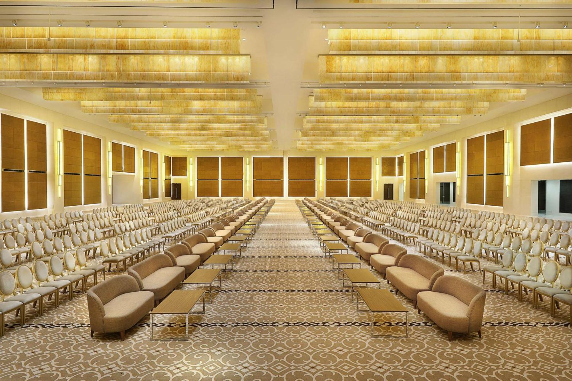 Hilton Riyadh Hotel & Residences Εξωτερικό φωτογραφία The photo shows a spacious, elegantly designed hall with a luxurious atmosphere. The room features two rows of beige sofas lined up along the sides, with a central aisle. The walls are adorned with large windows that allow natural light to fill the s
